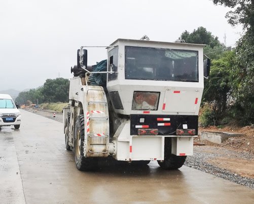 路面共振破碎機